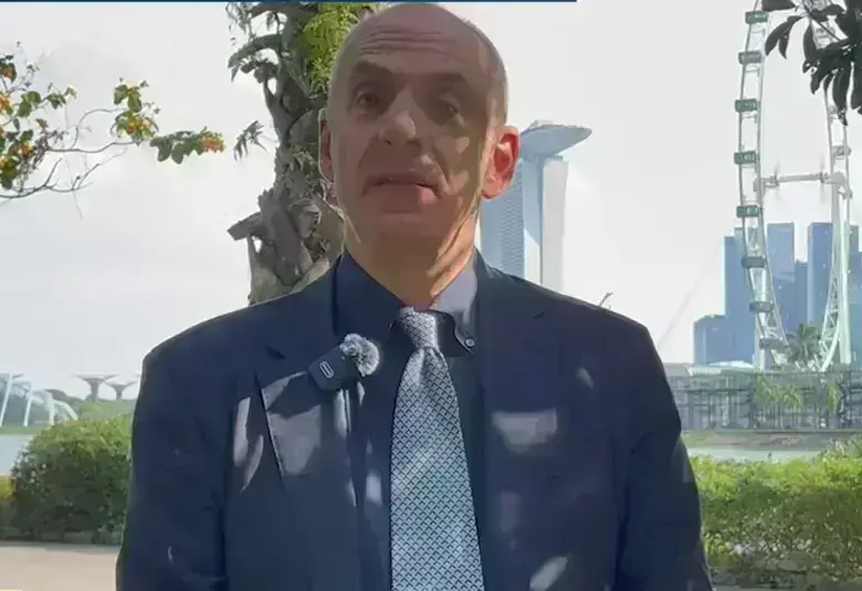 How might a partial agonist antipsychotic help in optimising treatment outcomes for patients with schizophrenia?